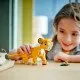 Lion King Simba modell forgó fejjel, mozgatható lábakkal és farokkal. Simba állva látható, készen katicabogarak, hernyók és csigák vadászatára, körülvéve az afrikai szavanna természetes elemeivel.