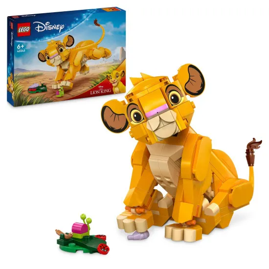 Lion King Simba modell forgó fejjel, mozgatható lábakkal és farokkal. Simba állva látható, készen katicabogarak, hernyók és csigák vadászatára, körülvéve az afrikai szavanna természetes elemeivel.
