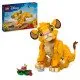 Lion King Simba modell forgó fejjel, mozgatható lábakkal és farokkal. Simba állva látható, készen katicabogarak, hernyók és csigák vadászatára, körülvéve az afrikai szavanna természetes elemeivel.