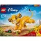 Lion King Simba modell forgó fejjel, mozgatható lábakkal és farokkal. Simba állva látható, készen katicabogarak, hernyók és csigák vadászatára, körülvéve az afrikai szavanna természetes elemeivel.