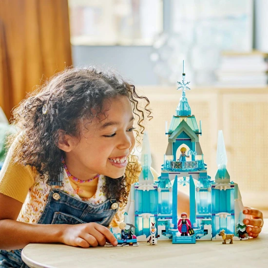Elsa háromszintes jégpalotája a LEGO® Frozenből, egy jelenettel, ahol Elsa, Anna és Kristoff egy erkélyen állnak, mozgó padlóval, varázsajtóval és leeső csillárral. 