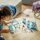 Elsa háromszintes jégpalotája a LEGO® Frozenből, egy jelenettel, ahol Elsa, Anna és Kristoff egy erkélyen állnak, mozgó padlóval, varázsajtóval és leeső csillárral. 
