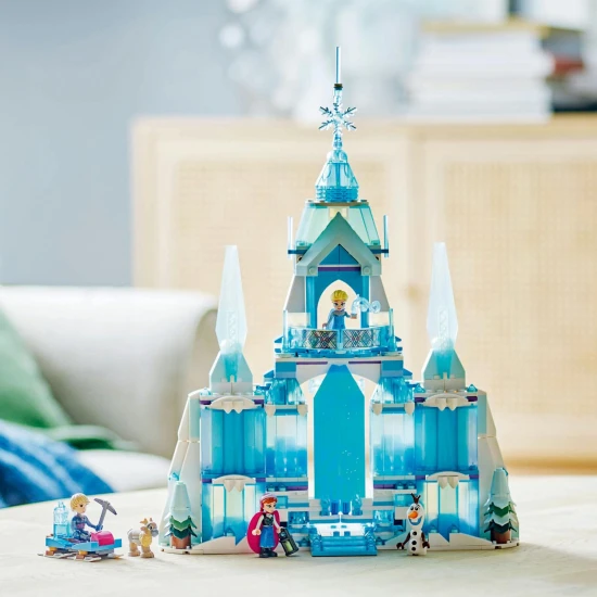 Elsa háromszintes jégpalotája a LEGO® Frozenből, egy jelenettel, ahol Elsa, Anna és Kristoff egy erkélyen állnak, mozgó padlóval, varázsajtóval és leeső csillárral. 