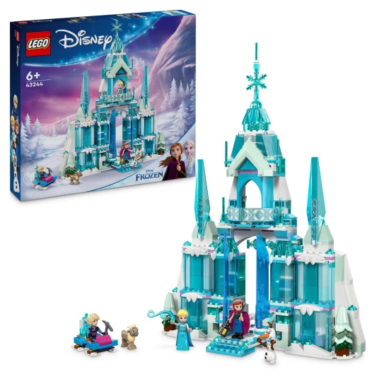 Elsa háromszintes jégpalotája a LEGO® Frozenből, egy jelenettel, ahol Elsa, Anna és Kristoff egy erkélyen állnak, mozgó padlóval, varázsajtóval és leeső csillárral. 