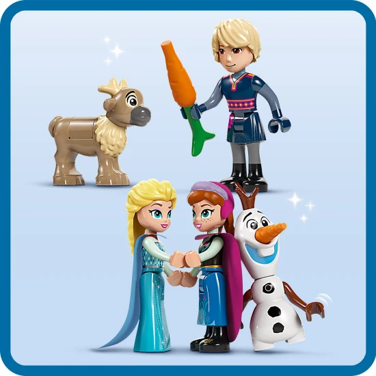Elsa háromszintes jégpalotája a LEGO® Frozenből, egy jelenettel, ahol Elsa, Anna és Kristoff egy erkélyen állnak, mozgó padlóval, varázsajtóval és leeső csillárral. 