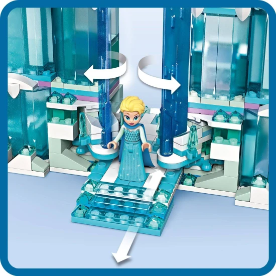 Elsa háromszintes jégpalotája a LEGO® Frozenből, egy jelenettel, ahol Elsa, Anna és Kristoff egy erkélyen állnak, mozgó padlóval, varázsajtóval és leeső csillárral. 