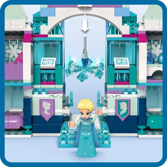 Elsa háromszintes jégpalotája a LEGO® Frozenből, egy jelenettel, ahol Elsa, Anna és Kristoff egy erkélyen állnak, mozgó padlóval, varázsajtóval és leeső csillárral. 