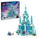 Elsa háromszintes jégpalotája a LEGO® Frozenből, egy jelenettel, ahol Elsa, Anna és Kristoff egy erkélyen állnak, mozgó padlóval, varázsajtóval és leeső csillárral. 