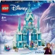 Elsa háromszintes jégpalotája a LEGO® Frozenből, egy jelenettel, ahol Elsa, Anna és Kristoff egy erkélyen állnak, mozgó padlóval, varázsajtóval és leeső csillárral. 