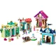  Disney Princesses LEGO® építőkészlet piaccal, amely Tiana, Aurora, Hamupipőke és Ariel minifigurákat, gyűjthető gyűrűket és különféle játékkellékeket tartalmaz. A maketten egy piac látható, virágcserépvel, paddal és szökőkúttal.