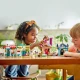  Disney Princesses LEGO® építőkészlet piaccal, amely Tiana, Aurora, Hamupipőke és Ariel minifigurákat, gyűjthető gyűrűket és különféle játékkellékeket tartalmaz. A maketten egy piac látható, virágcserépvel, paddal és szökőkúttal.