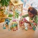  Disney Princesses LEGO® építőkészlet piaccal, amely Tiana, Aurora, Hamupipőke és Ariel minifigurákat, gyűjthető gyűrűket és különféle játékkellékeket tartalmaz. A maketten egy piac látható, virágcserépvel, paddal és szökőkúttal.