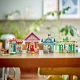  Disney Princesses LEGO® építőkészlet piaccal, amely Tiana, Aurora, Hamupipőke és Ariel minifigurákat, gyűjthető gyűrűket és különféle játékkellékeket tartalmaz. A maketten egy piac látható, virágcserépvel, paddal és szökőkúttal.