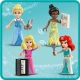  Disney Princesses LEGO® építőkészlet piaccal, amely Tiana, Aurora, Hamupipőke és Ariel minifigurákat, gyűjthető gyűrűket és különféle játékkellékeket tartalmaz. A maketten egy piac látható, virágcserépvel, paddal és szökőkúttal.