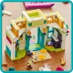  Disney Princesses LEGO® építőkészlet piaccal, amely Tiana, Aurora, Hamupipőke és Ariel minifigurákat, gyűjthető gyűrűket és különféle játékkellékeket tartalmaz. A maketten egy piac látható, virágcserépvel, paddal és szökőkúttal.