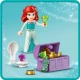  Disney Princesses LEGO® építőkészlet piaccal, amely Tiana, Aurora, Hamupipőke és Ariel minifigurákat, gyűjthető gyűrűket és különféle játékkellékeket tartalmaz. A maketten egy piac látható, virágcserépvel, paddal és szökőkúttal.