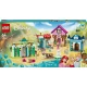 Disney Princesses LEGO® építőkészlet piaccal, amely Tiana, Aurora, Hamupipőke és Ariel minifigurákat, gyűjthető gyűrűket és különféle játékkellékeket tartalmaz. A maketten egy piac látható, virágcserépvel, paddal és szökőkúttal.