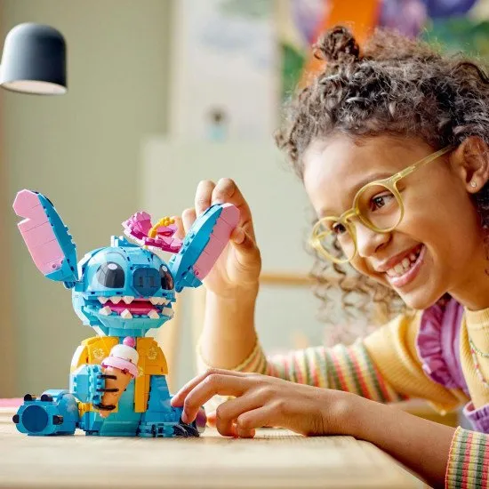 Játssz és mutasd be a LEGO® Disney Stitch-et mozgatható fülekkel, forgó fejjel, megépíthető fagylalttölcsérrel és virággal. Ideális ajándék Lilo és Stitch rajongóinak.