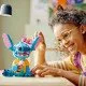 Játssz és mutasd be a LEGO® Disney Stitch-et mozgatható fülekkel, forgó fejjel, megépíthető fagylalttölcsérrel és virággal. Ideális ajándék Lilo és Stitch rajongóinak.