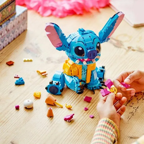 Játssz és mutasd be a LEGO® Disney Stitch-et mozgatható fülekkel, forgó fejjel, megépíthető fagylalttölcsérrel és virággal. Ideális ajándék Lilo és Stitch rajongóinak.