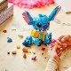 Játssz és mutasd be a LEGO® Disney Stitch-et mozgatható fülekkel, forgó fejjel, megépíthető fagylalttölcsérrel és virággal. Ideális ajándék Lilo és Stitch rajongóinak.