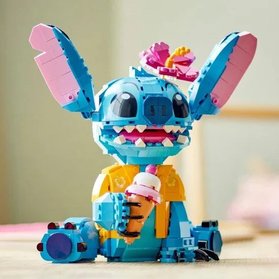 Játssz és mutasd be a LEGO® Disney Stitch-et mozgatható fülekkel, forgó fejjel, megépíthető fagylalttölcsérrel és virággal. Ideális ajándék Lilo és Stitch rajongóinak.