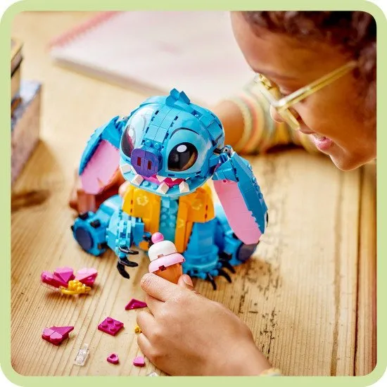 Játssz és mutasd be a LEGO® Disney Stitch-et mozgatható fülekkel, forgó fejjel, megépíthető fagylalttölcsérrel és virággal. Ideális ajándék Lilo és Stitch rajongóinak.