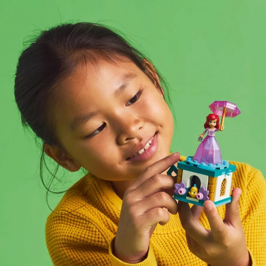 LEGO® Disney Rotating Ariel - gyönyörű építőkészlet forgó állvánnyal, Ariel és Fluttershy figurákkal és tárolóhellyel egy „gyémánt” ruhában
