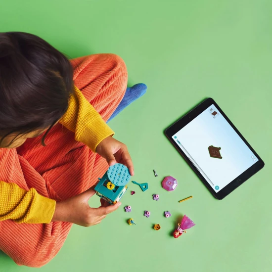 LEGO® Disney Rotating Ariel - gyönyörű építőkészlet forgó állvánnyal, Ariel és Fluttershy figurákkal és tárolóhellyel egy „gyémánt” ruhában