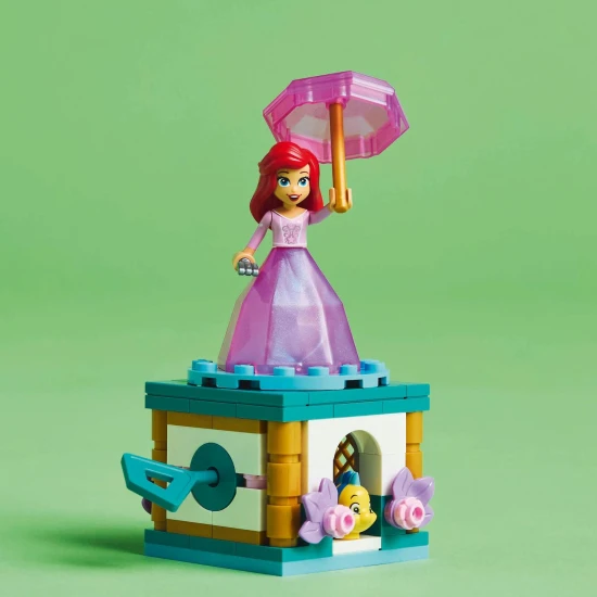 LEGO® Disney Rotating Ariel - gyönyörű építőkészlet forgó állvánnyal, Ariel és Fluttershy figurákkal és tárolóhellyel egy „gyémánt” ruhában