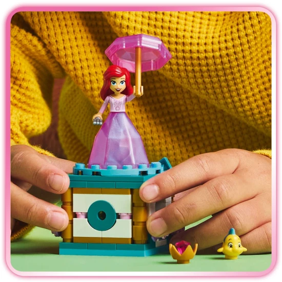 LEGO® Disney Rotating Ariel - gyönyörű építőkészlet forgó állvánnyal, Ariel és Fluttershy figurákkal és tárolóhellyel egy „gyémánt” ruhában