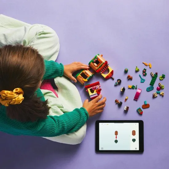 A LEGO® Disney Encanto építőkészlet – Madrigal háza Mirabel, Antonio karakterekkel és egy kapibarával a gyerekek végtelen szórakozásáért.