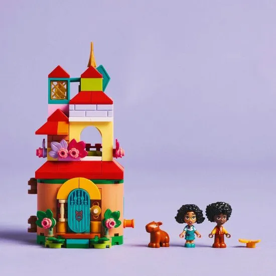 A LEGO® Disney Encanto építőkészlet – Madrigal háza Mirabel, Antonio karakterekkel és egy kapibarával a gyerekek végtelen szórakozásáért.
