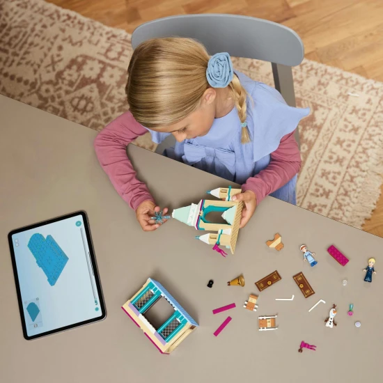 LEGO® Disney Frozen építőkészlet - varázslatos kastély karakterekkel és szánkóval a kreatív gyermekek szórakoztatásához.