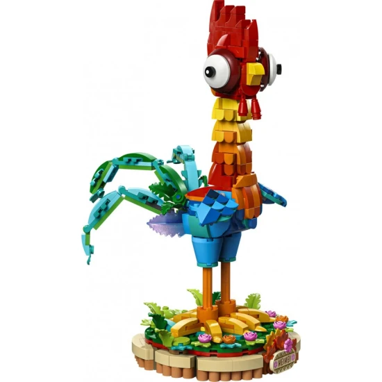 Heihei kakas színes LEGO-modellje a Moana, a bátor meséből, egy kiállítási standon állva.
