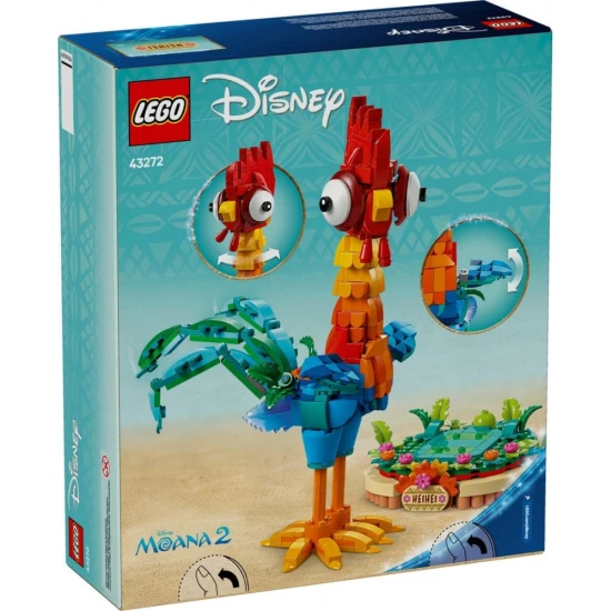 Heihei kakas színes LEGO-modellje a Moana, a bátor meséből, egy kiállítási standon állva.