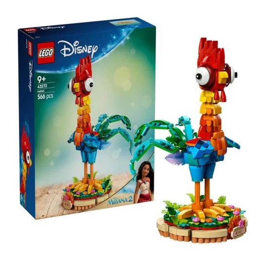 Heihei kakas színes LEGO-modellje a Moana, a bátor meséből, egy kiállítási standon állva.