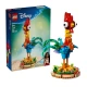 Heihei kakas színes LEGO-modellje a Moana, a bátor meséből, egy kiállítási standon állva.