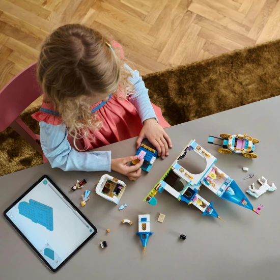 LEGO® Disney Hamupipőke kastélya és hintója – varázslatos építőkészlet karakterekkel és állatokkal a gyermekek kreatív játékához.