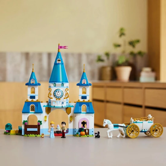 LEGO® Disney Hamupipőke kastélya és hintója – varázslatos építőkészlet karakterekkel és állatokkal a gyermekek kreatív játékához.