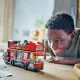 Nagyszerű emeletes LEGO® városnéző busz mindkét emeleten kényelmes ülésekkel, kidolgozott részletekkel és különféle játéktartozékokkal, mint például mikrofon, telefon és kamera.