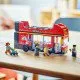Nagyszerű emeletes LEGO® városnéző busz mindkét emeleten kényelmes ülésekkel, kidolgozott részletekkel és különféle játéktartozékokkal, mint például mikrofon, telefon és kamera.