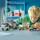 LEGO CITY Mobil bűnügyi labor teherautóval, amely megnyílik, hogy felfedjen egy kétszintes bűnügyi helyszínt térképpel, mikroszkóppal, kávéfőzővel és börtönnel, rendőrökkel, tudósokkal és bűnöző minifigurákkal.