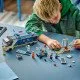 LEGO CITY Mobil bűnügyi labor teherautóval, amely megnyílik, hogy felfedjen egy kétszintes bűnügyi helyszínt térképpel, mikroszkóppal, kávéfőzővel és börtönnel, rendőrökkel, tudósokkal és bűnöző minifigurákkal.