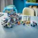 LEGO CITY Mobil bűnügyi labor teherautóval, amely megnyílik, hogy felfedjen egy kétszintes bűnügyi helyszínt térképpel, mikroszkóppal, kávéfőzővel és börtönnel, rendőrökkel, tudósokkal és bűnöző minifigurákkal.