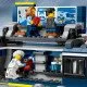 LEGO CITY Mobil bűnügyi labor teherautóval, amely megnyílik, hogy felfedjen egy kétszintes bűnügyi helyszínt térképpel, mikroszkóppal, kávéfőzővel és börtönnel, rendőrökkel, tudósokkal és bűnöző minifigurákkal.