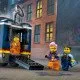 LEGO CITY Mobil bűnügyi labor teherautóval, amely megnyílik, hogy felfedjen egy kétszintes bűnügyi helyszínt térképpel, mikroszkóppal, kávéfőzővel és börtönnel, rendőrökkel, tudósokkal és bűnöző minifigurákkal.