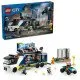 LEGO CITY Mobil bűnügyi labor teherautóval, amely megnyílik, hogy felfedjen egy kétszintes bűnügyi helyszínt térképpel, mikroszkóppal, kávéfőzővel és börtönnel, rendőrökkel, tudósokkal és bűnöző minifigurákkal.