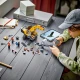 LEGO építőipari kotrógép univerzális karral és markolattal, amely készen áll az építkezésen nehéz terepen és nehéz terhek kezelésére.