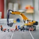 LEGO építőipari kotrógép univerzális karral és markolattal, amely készen áll az építkezésen nehéz terepen és nehéz terhek kezelésére.